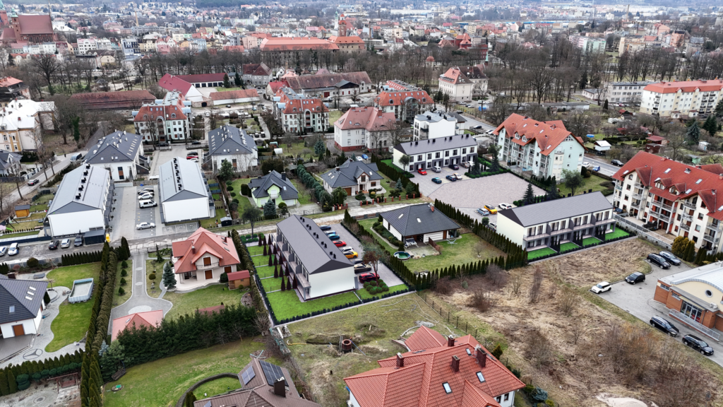 Zdjęcie lotnicze zabudowy miejskiej i osiedla mieszkaniowego.