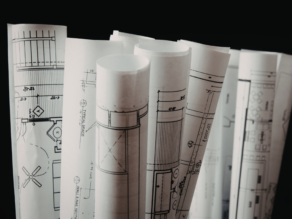 Rolki rysunków technicznych i dokumentacji budowlanej projektu.