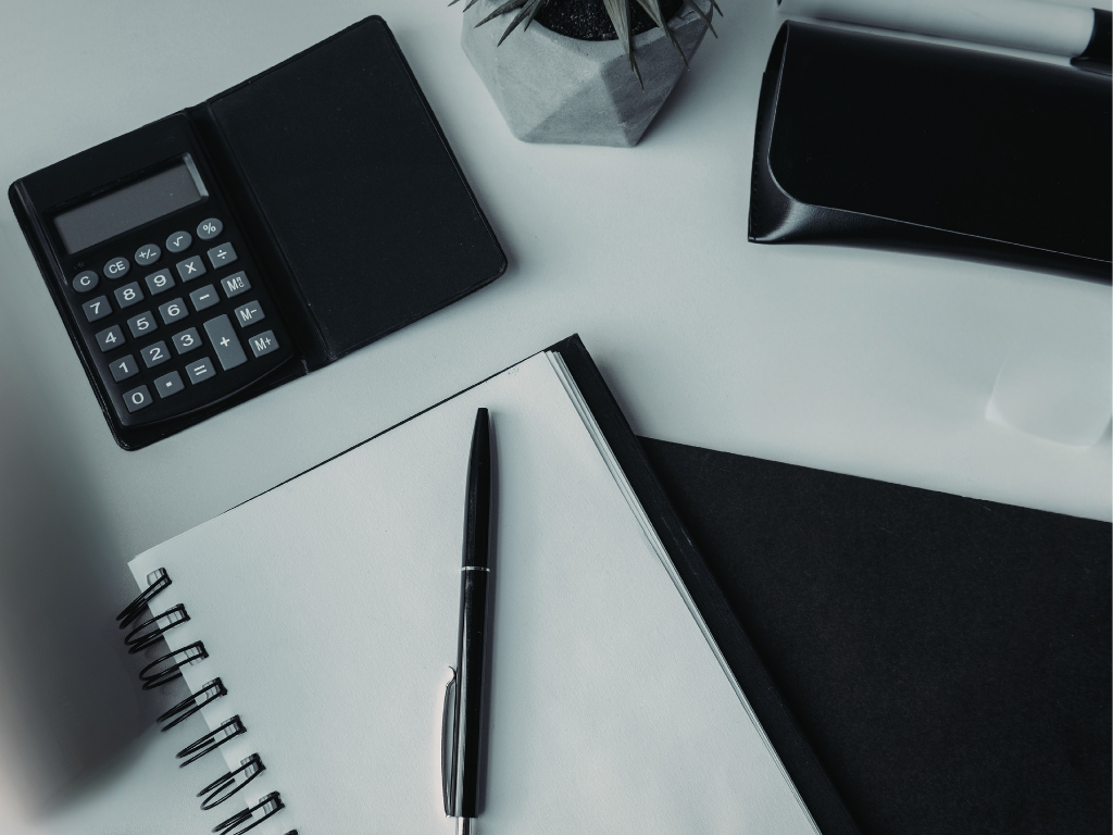 Biurko z laptopem i dokumentacją projektową – praca nad wizualizacją architektoniczną.